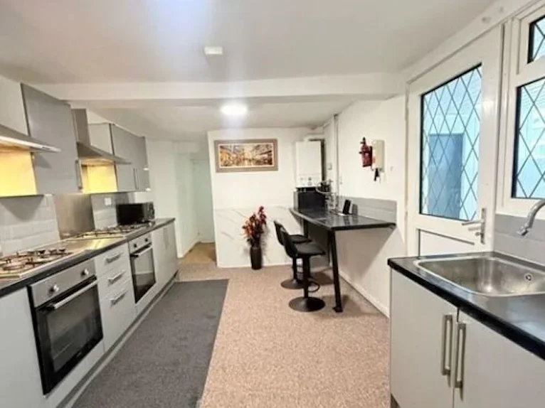 Flat Carnarvon Road in Reading