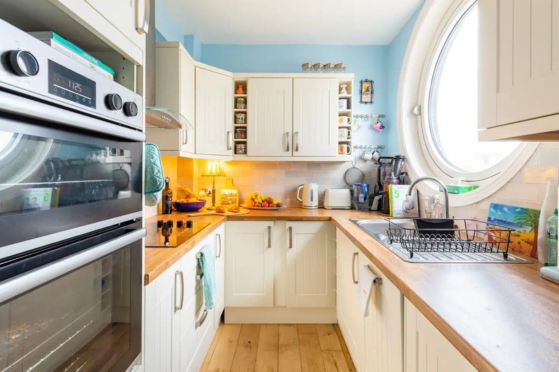 Room Calico Row in Greater London