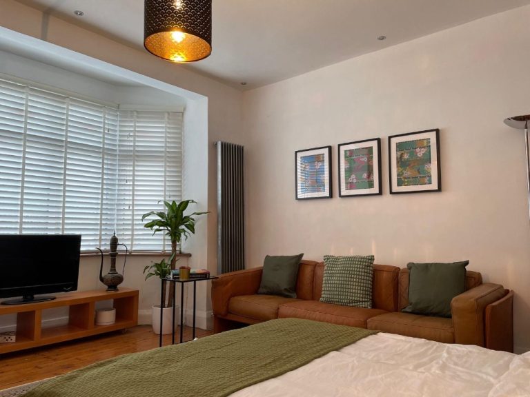 Room Aldborough Road South in Greater London