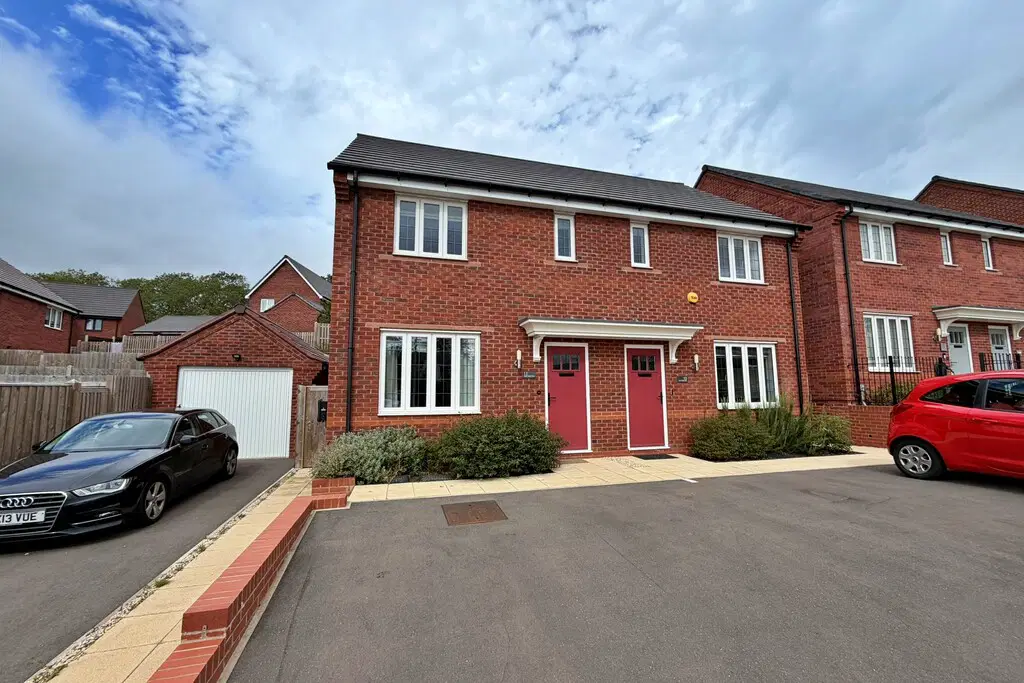 House Spear Thistle Close in Rugby