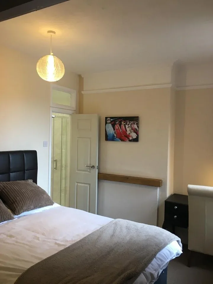 Room Vicars Cross Road in Chester
