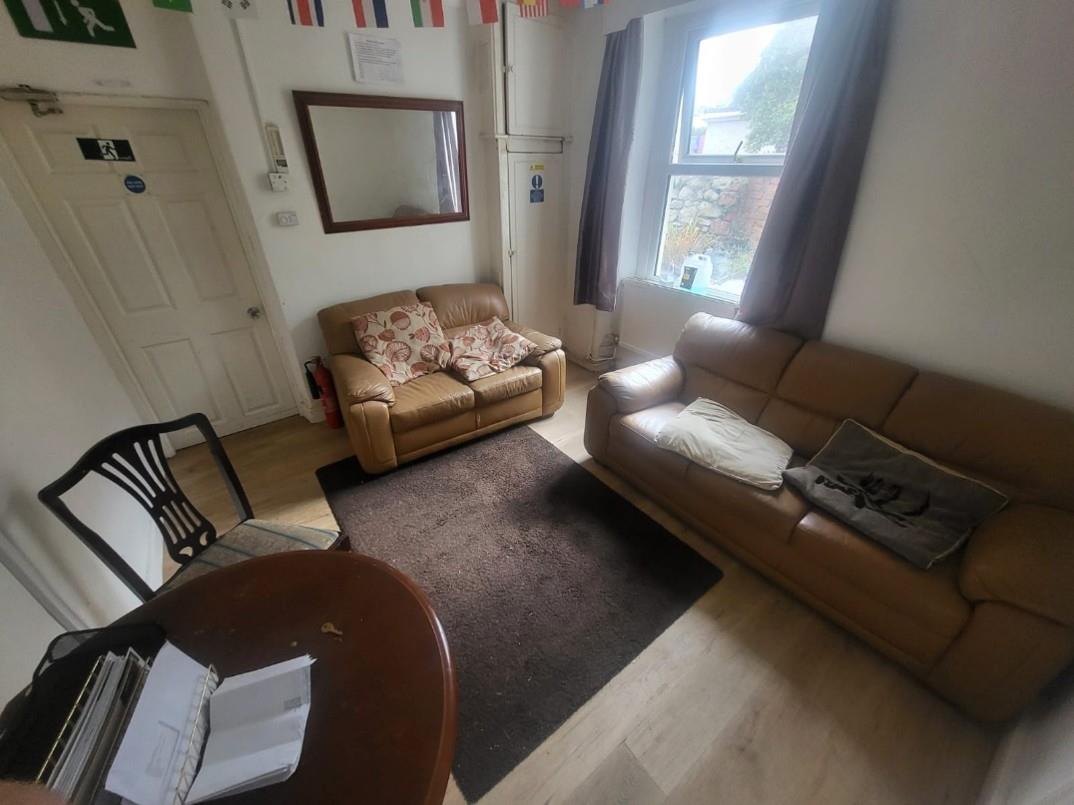 Room Acland Road in Bridgend