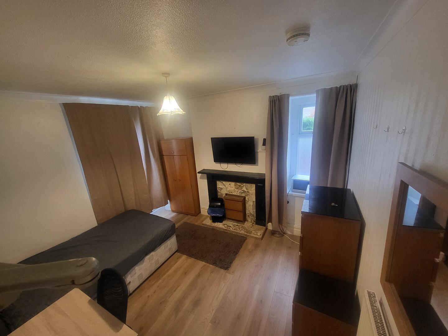 Room Acland Road in Bridgend