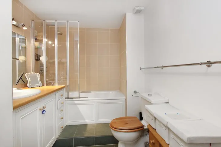 Flat Southwell Gardens in Greater London