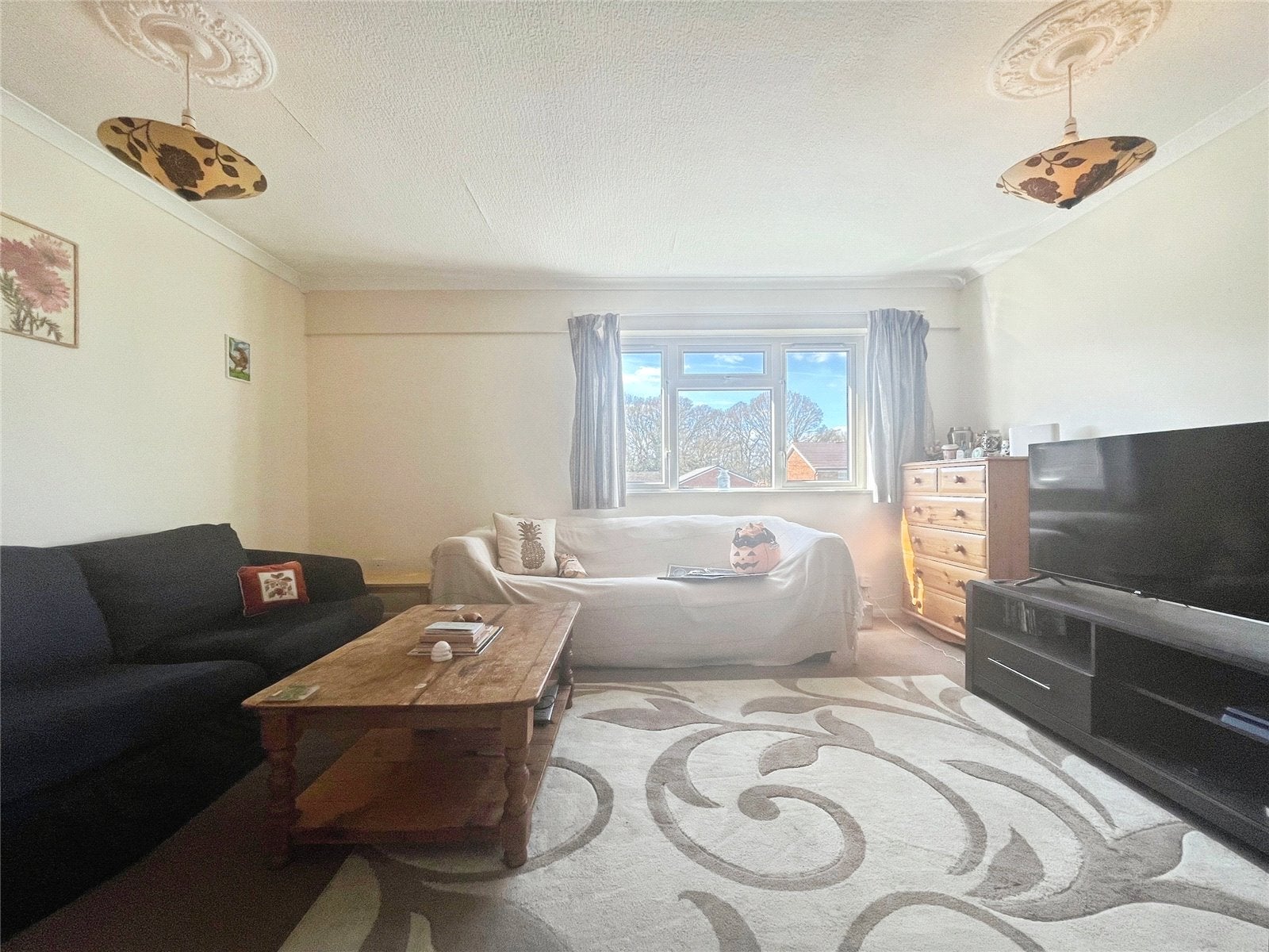Flat Beechtree Avenue in Borough of Runnymede