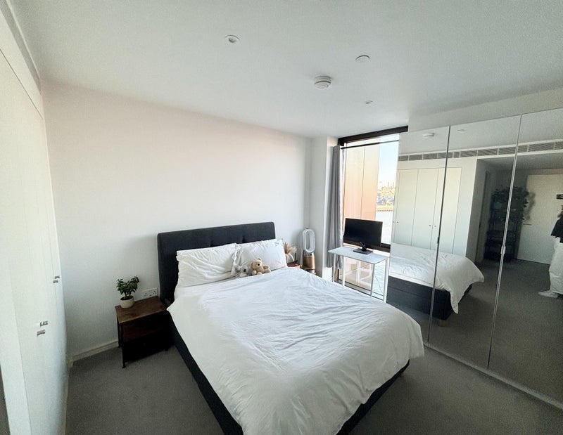 Flat Eastfields Avenue in Greater London