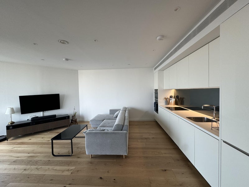 Flat Eastfields Avenue in Greater London