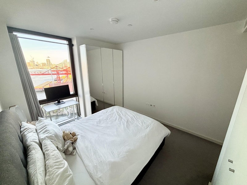Flat Eastfields Avenue in Greater London