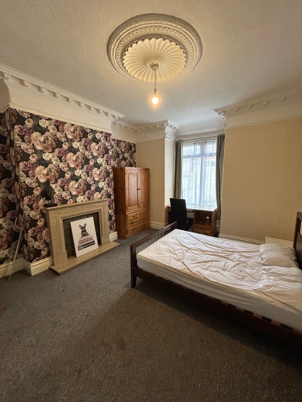 Room Wingrove Road in Newcastle upon Tyne