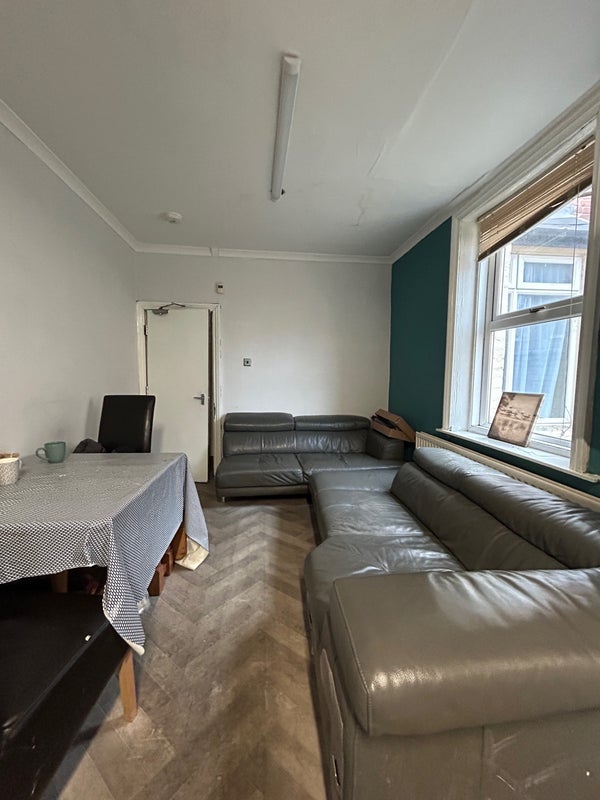 Room Wingrove Road in Newcastle upon Tyne