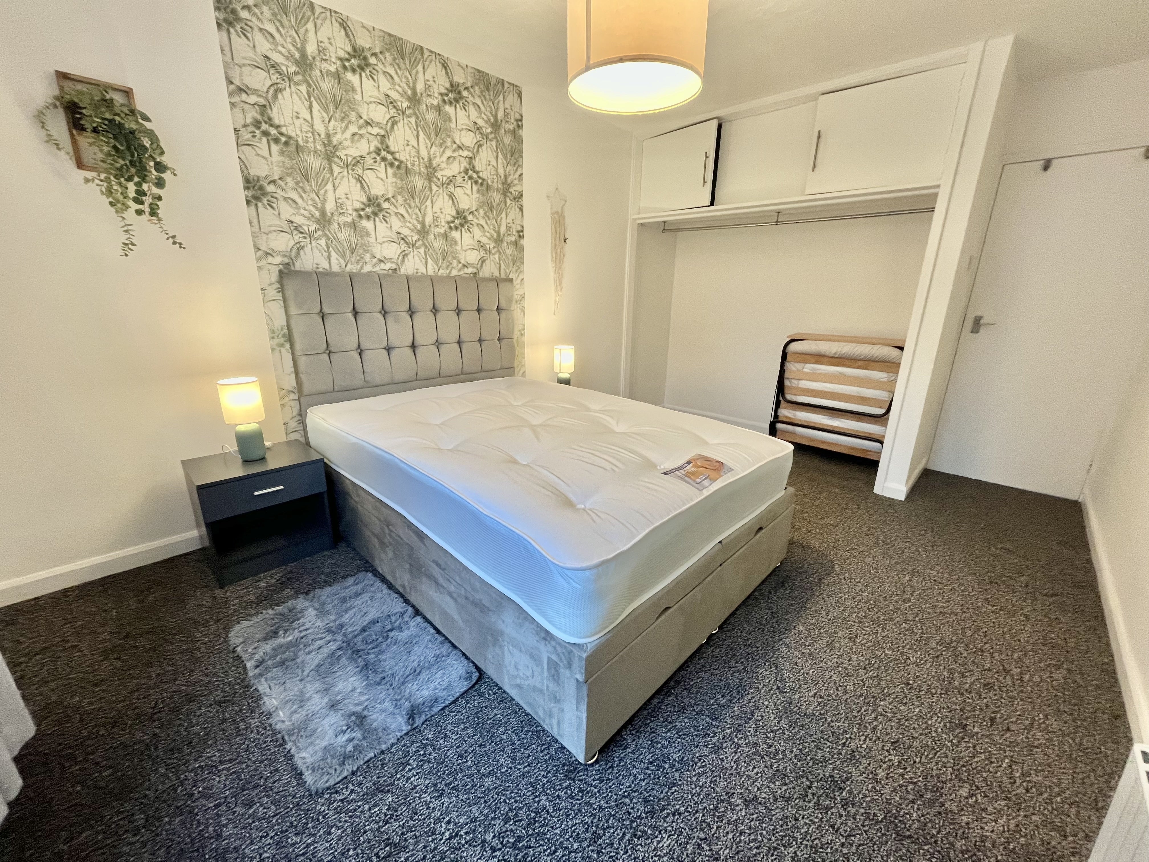 Flat Mapperley Road in Nottingham
