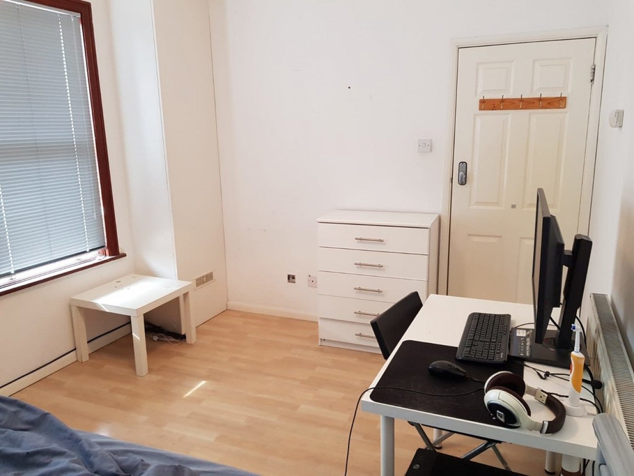 Room Mansfield Road in Greater London