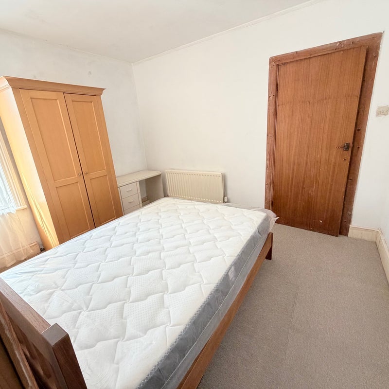 Room Ashley Road in Poole