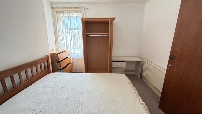 Room Ashley Road in Poole