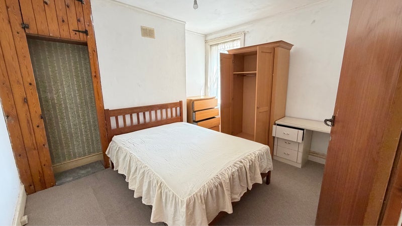 Room Ashley Road in Poole