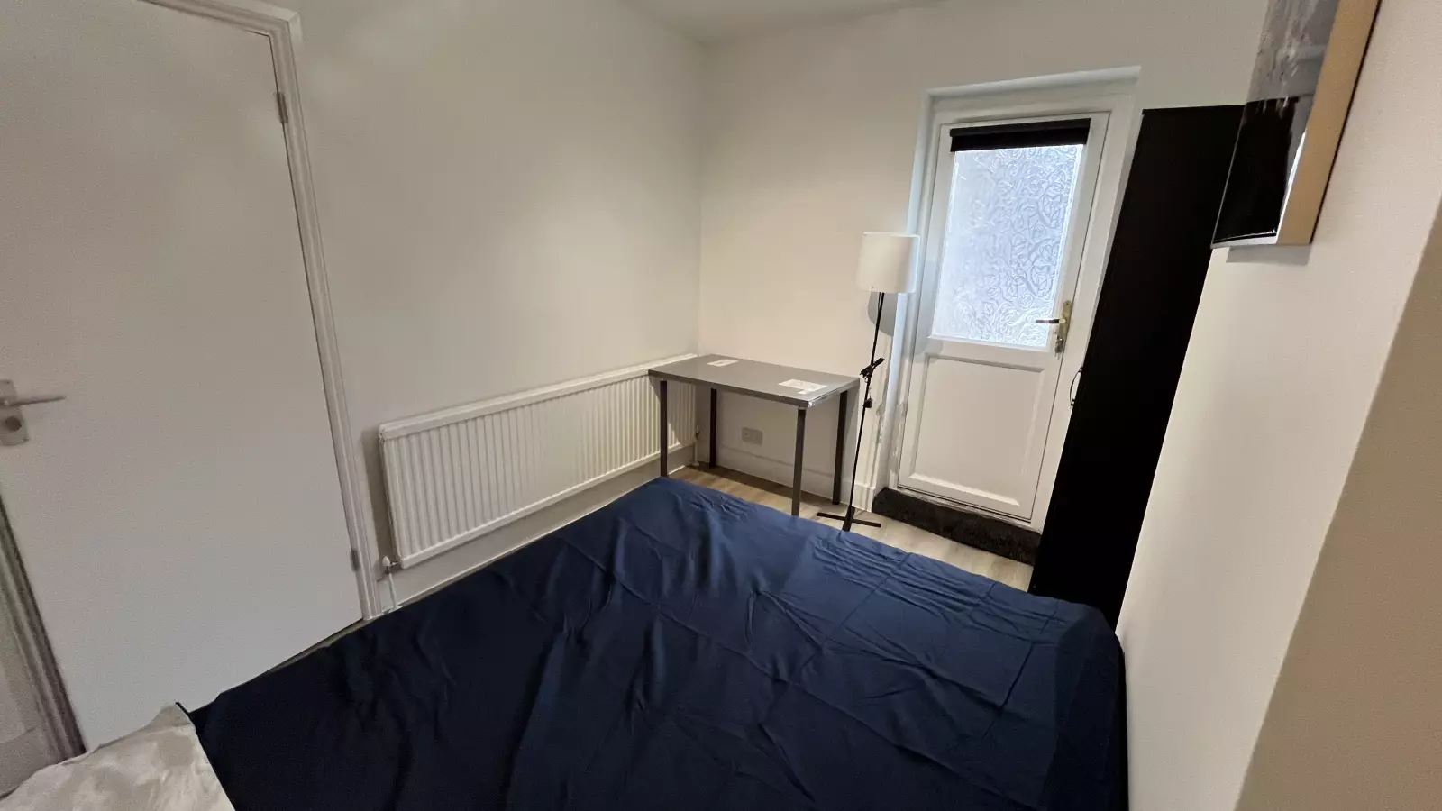 Flat Tooting High Street in Greater London
