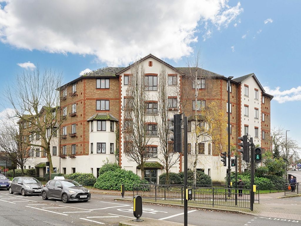 Flat Juniper Court in London