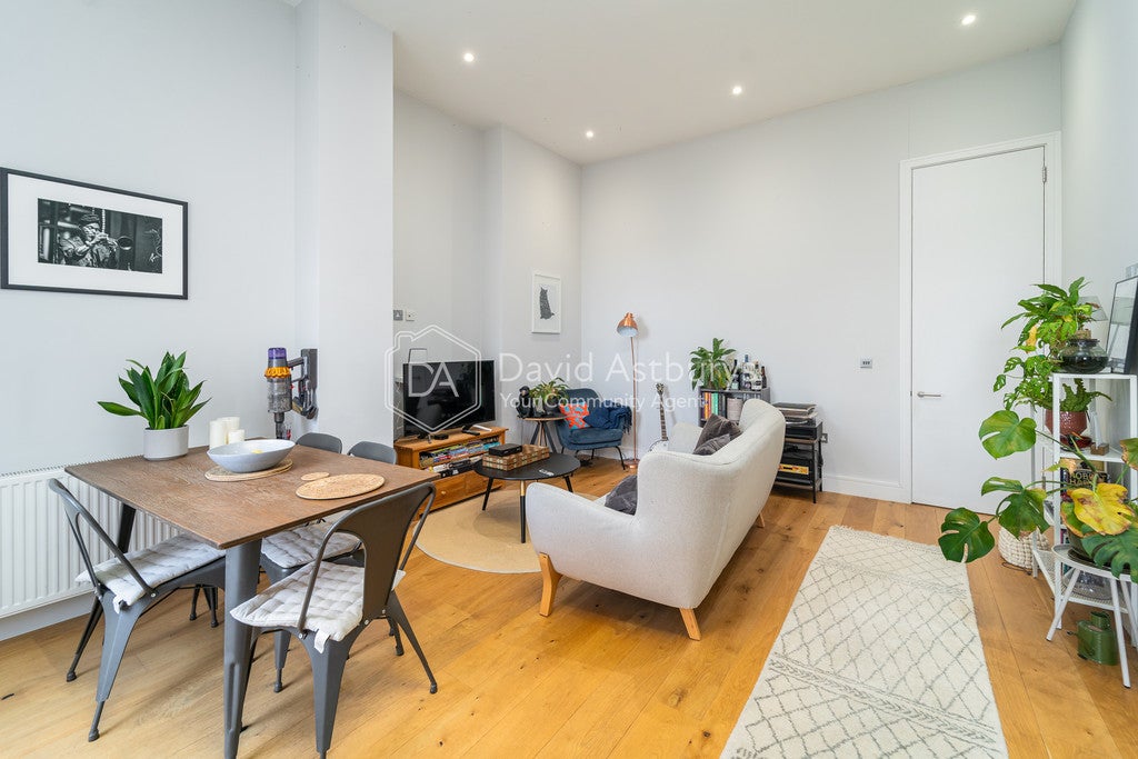 Flat Leighton Road in Greater London