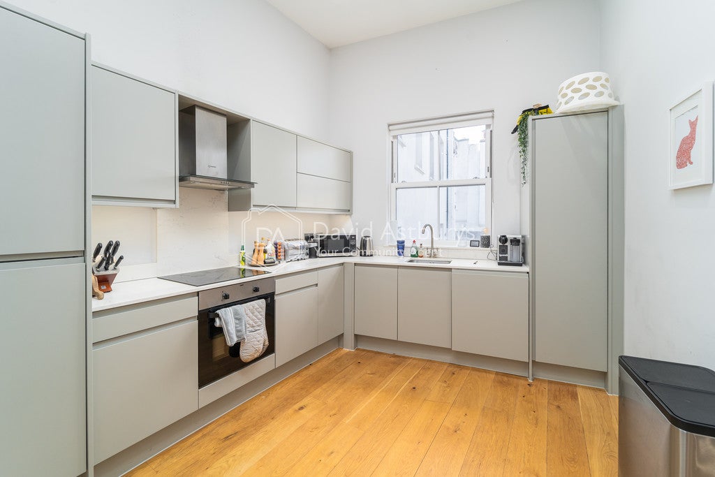 Flat Leighton Road in Greater London