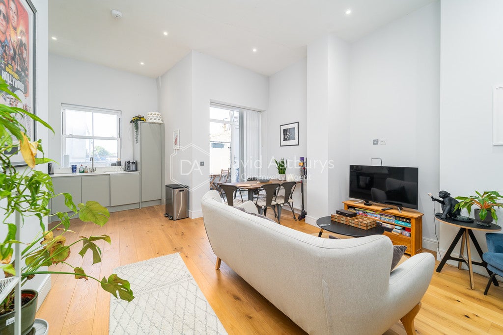 Flat Leighton Road in Greater London