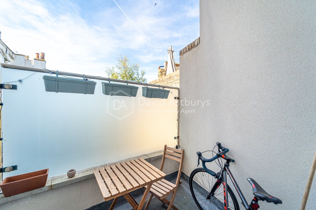 Flat Leighton Road in Greater London