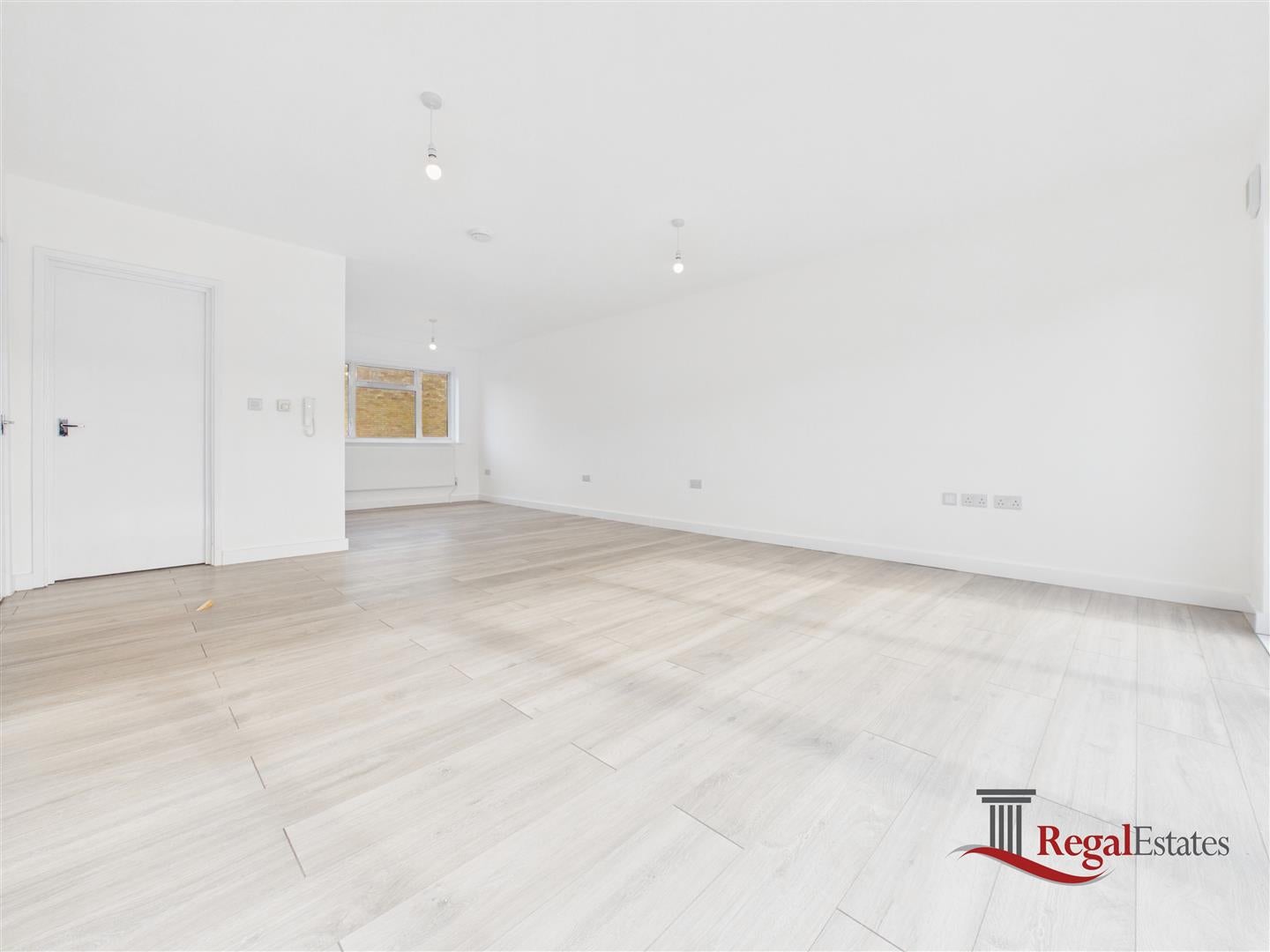 Flat The Leadings in Greater London