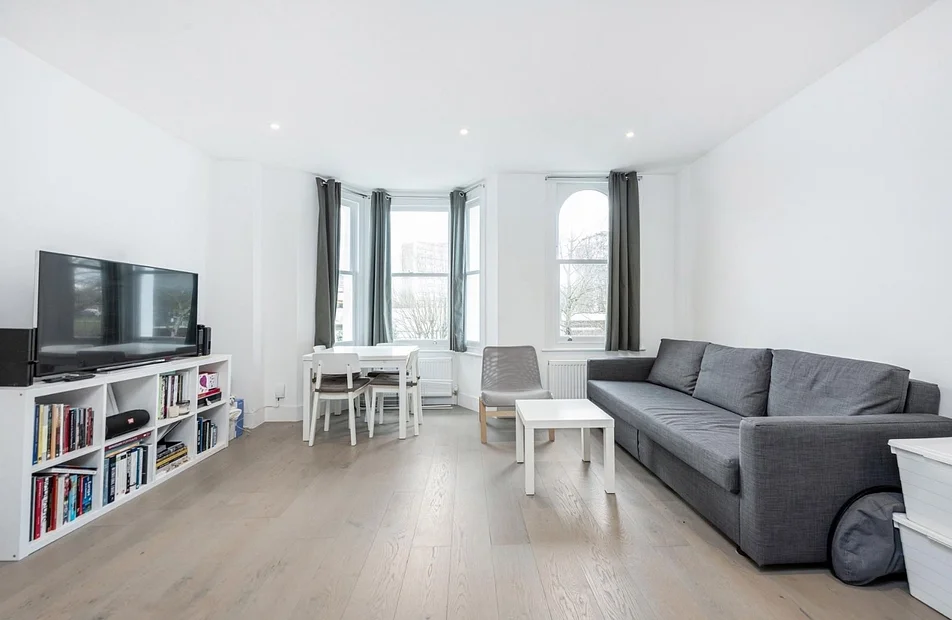 Flat Bramber Road in Greater London