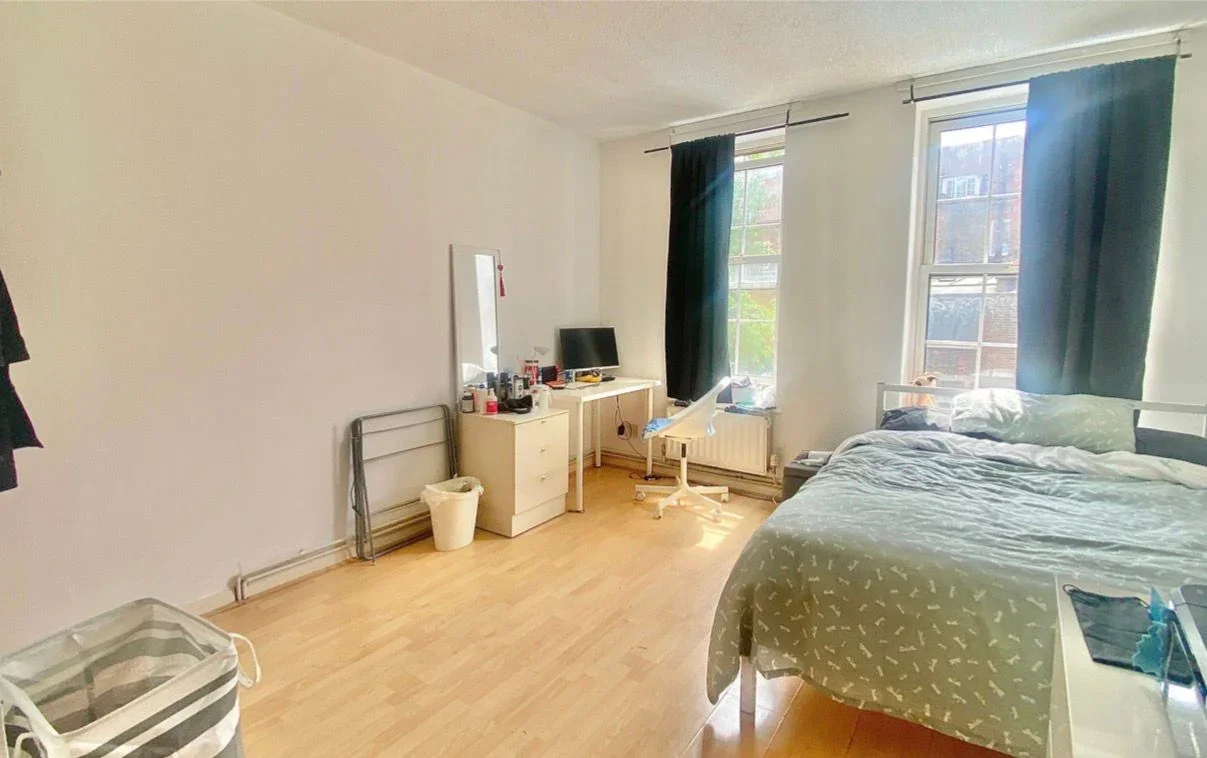 Flat Bell Lane in Greater London
