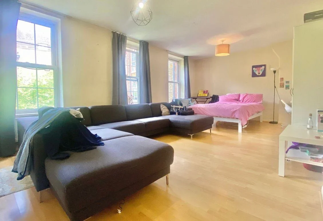 Flat Bell Lane in Greater London