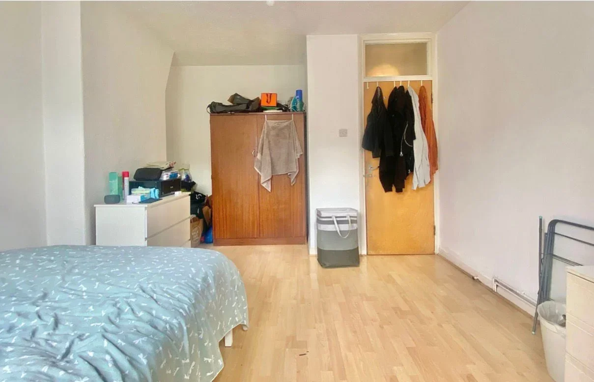 Flat Bell Lane in Greater London