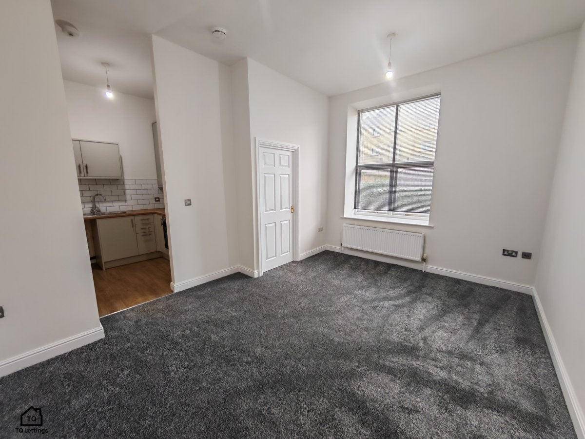 Flat Commercial Road in Kirklees