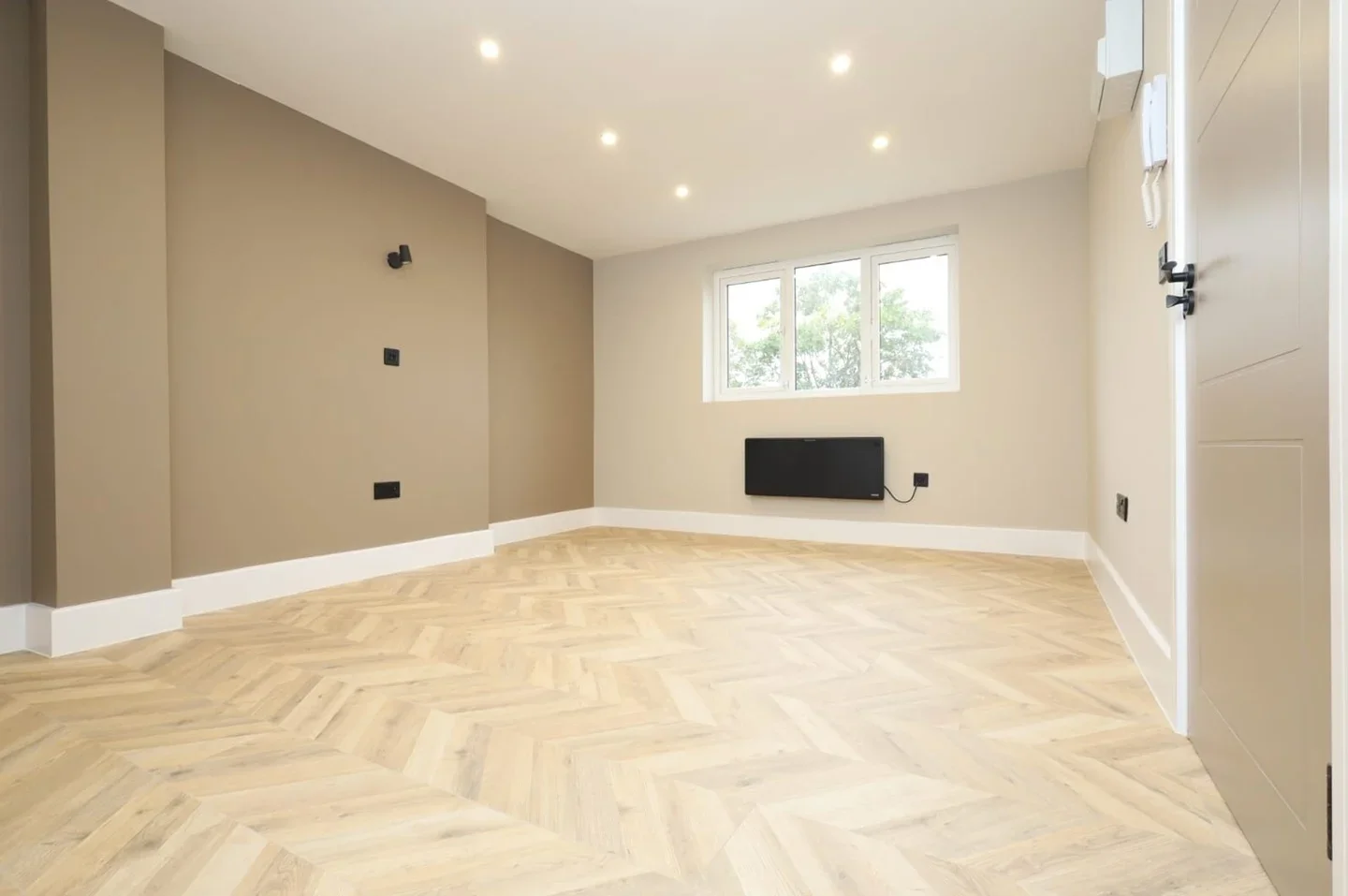 Flat Long Elmes in Greater London