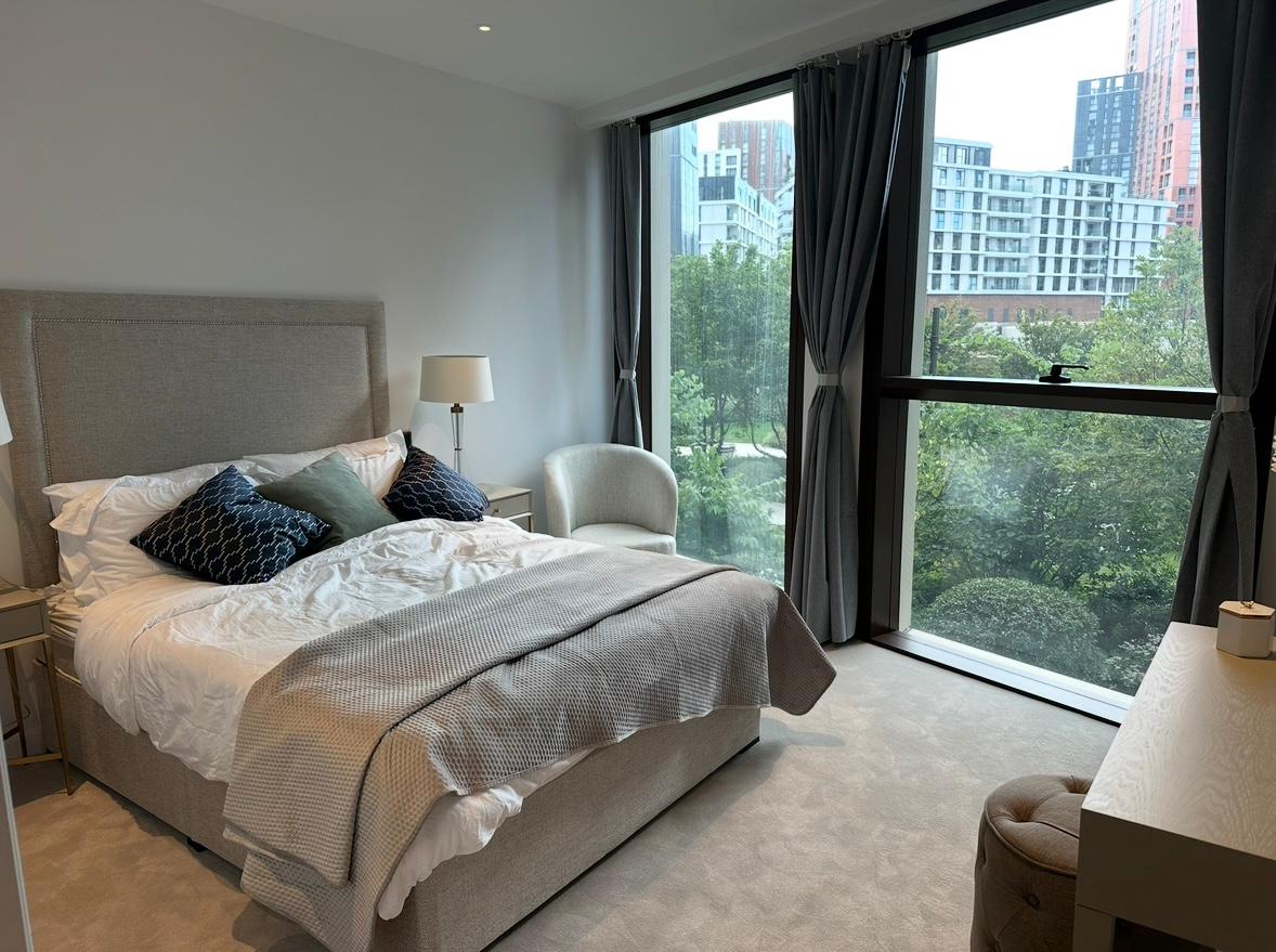 Flat Nine Elms Lane in Greater London