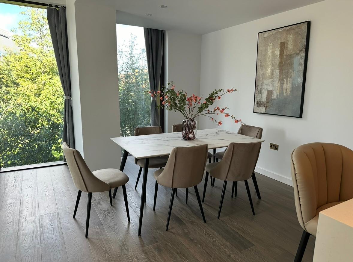 Flat Nine Elms Lane in Greater London
