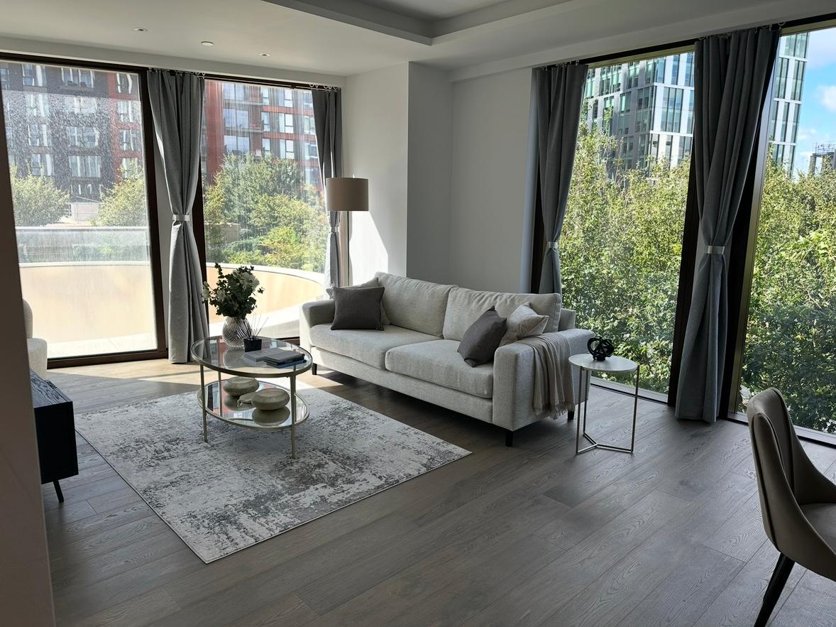 Flat Nine Elms Lane in Greater London