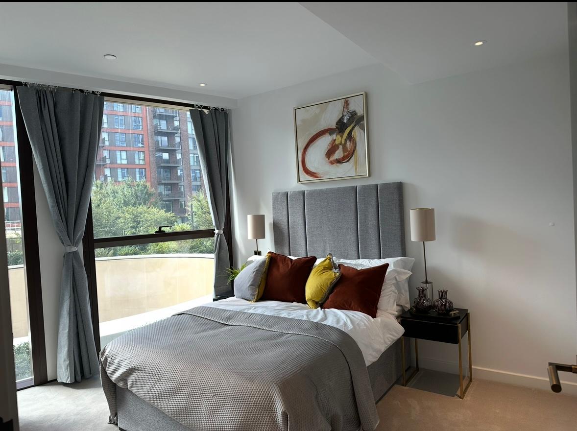 Flat Nine Elms Lane in Greater London