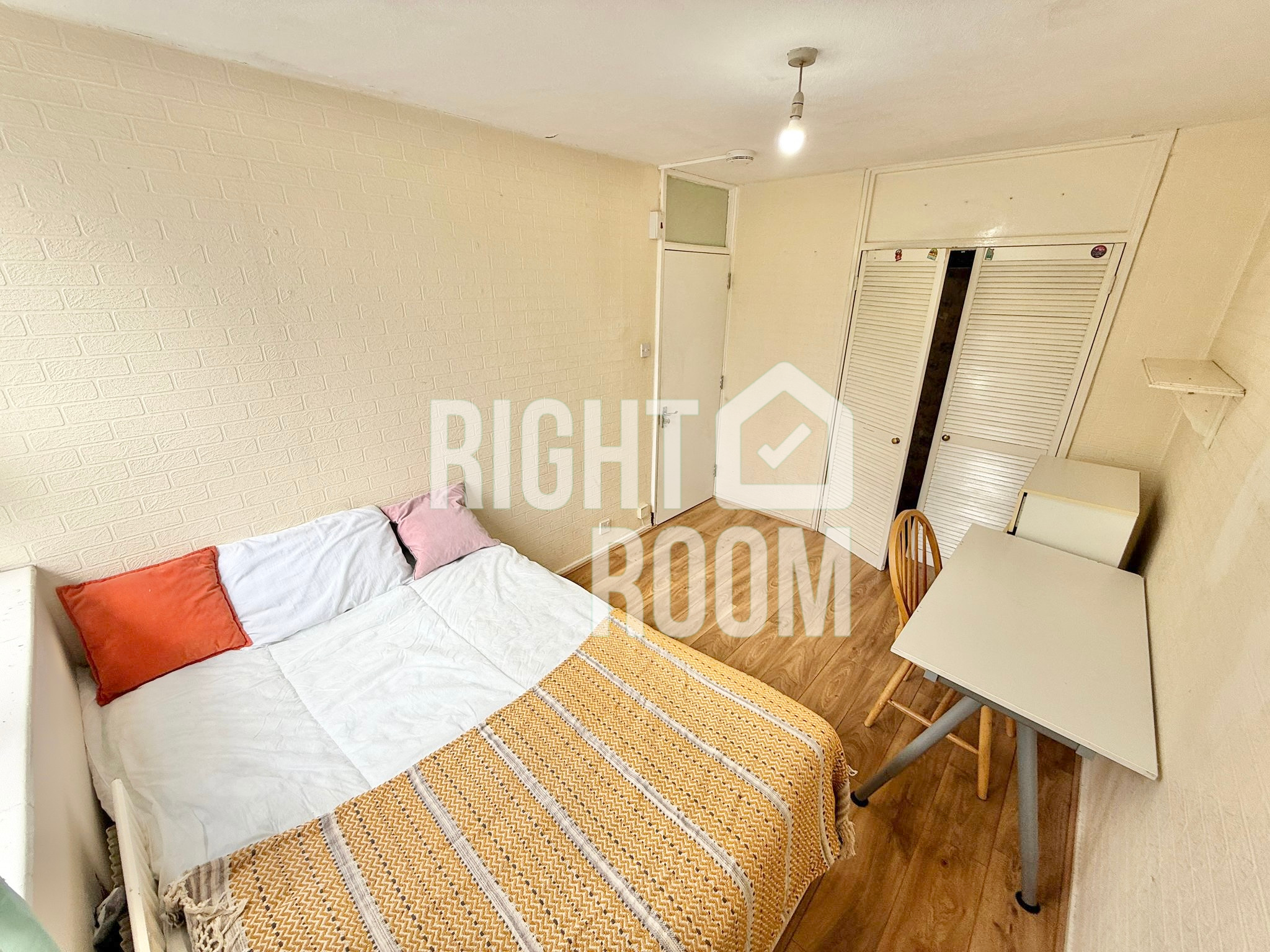 Flat Castor Lane in Greater London