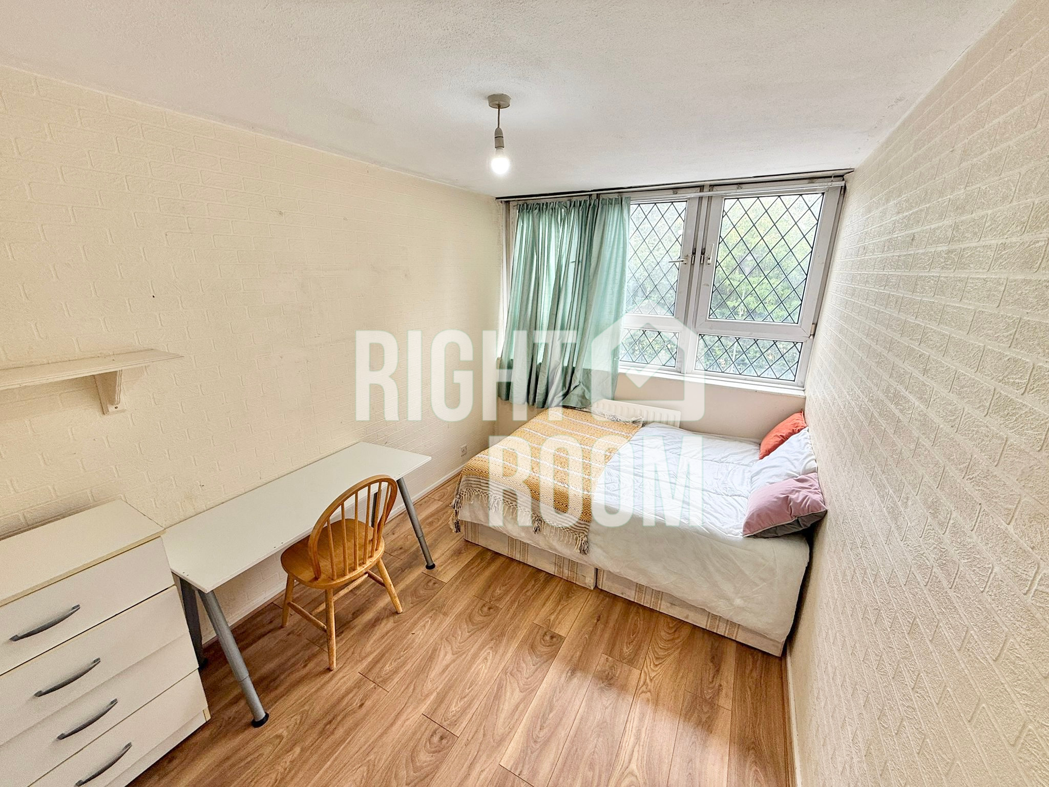 Flat Castor Lane in Greater London