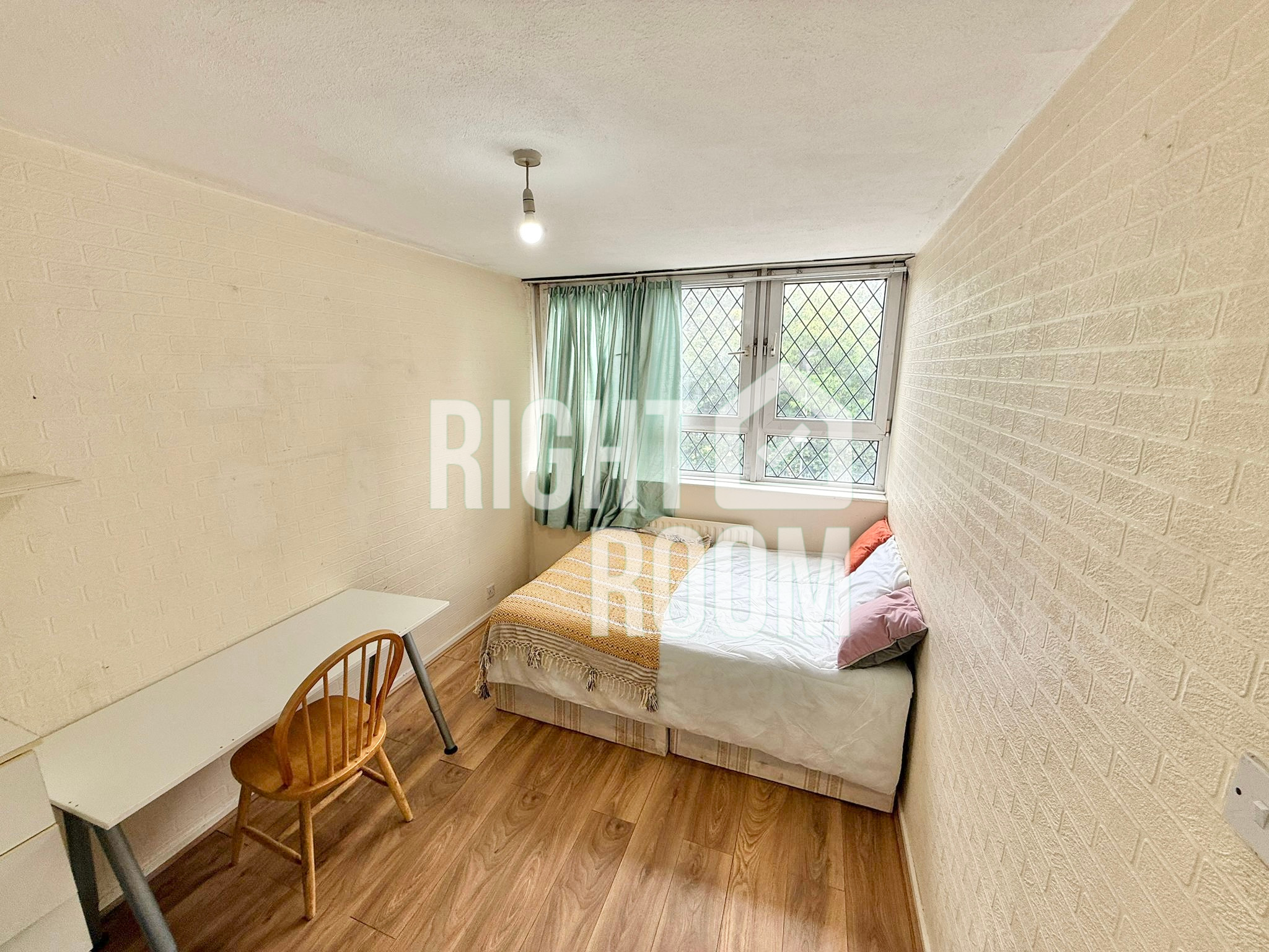Flat Castor Lane in Greater London