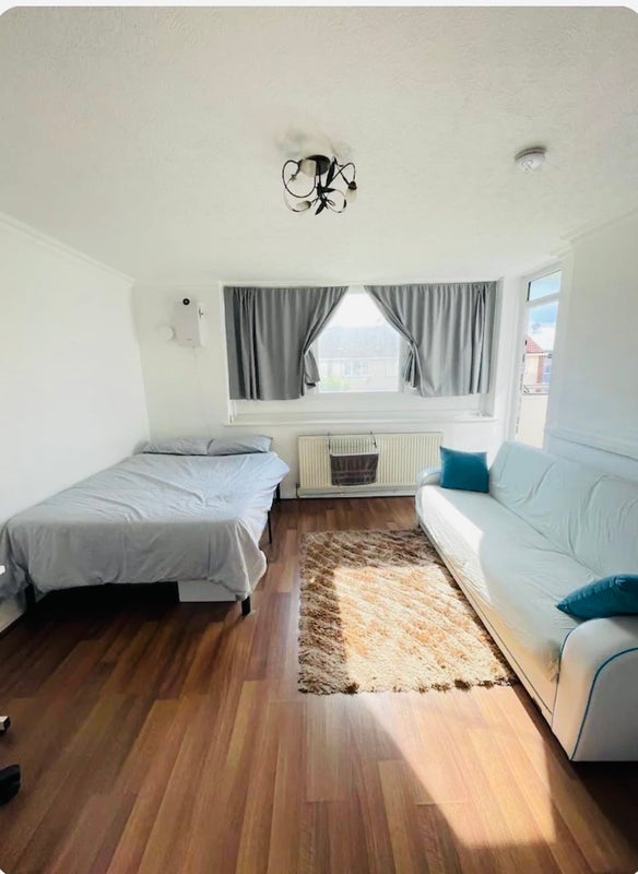 Room Claremont Close in Greater London