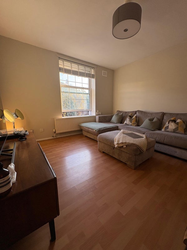 Room Oval Way in Greater London