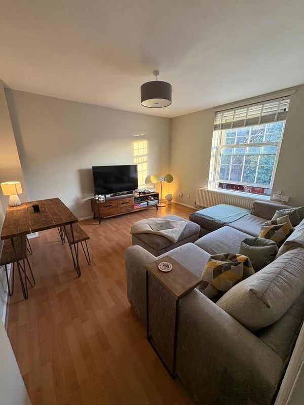 Room Oval Way in Greater London
