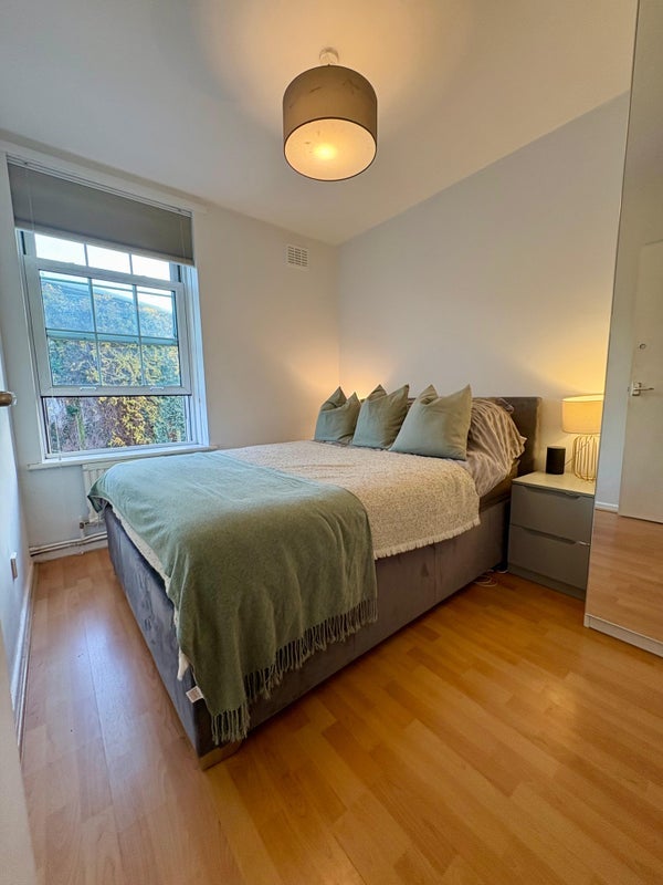 Room Oval Way in Greater London