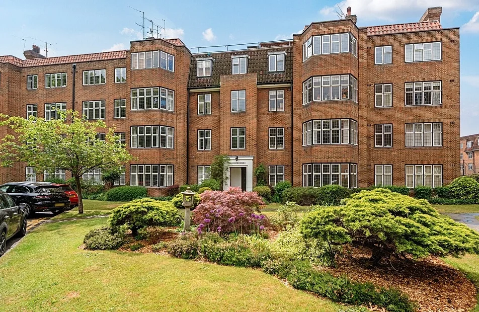 Flat Portsmouth Road in Greater London