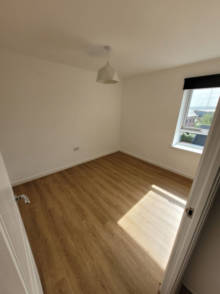 Flat The Chase in Grays