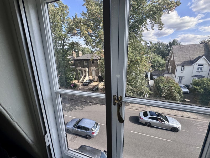 Room Coldharbour Lane in Greater London