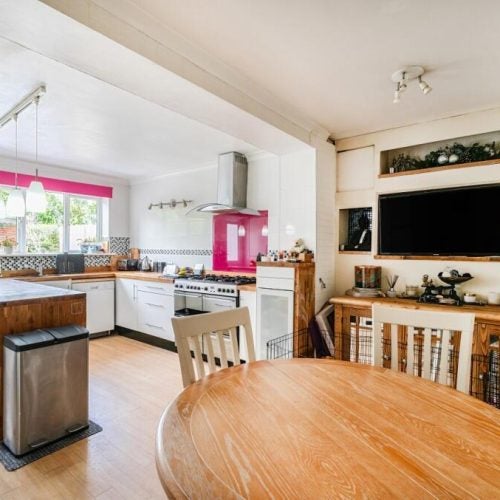 Flat Campbell Avenue in Woking