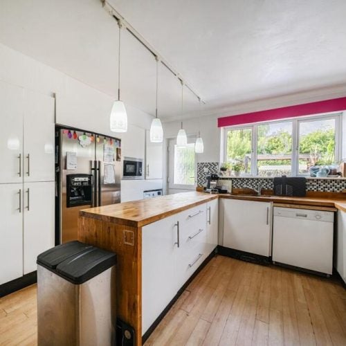 Flat Campbell Avenue in Woking