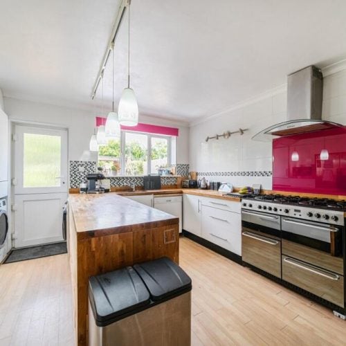 Flat Campbell Avenue in Woking