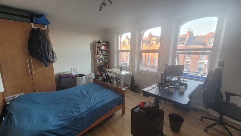 Room Ferme Park Road in Greater London